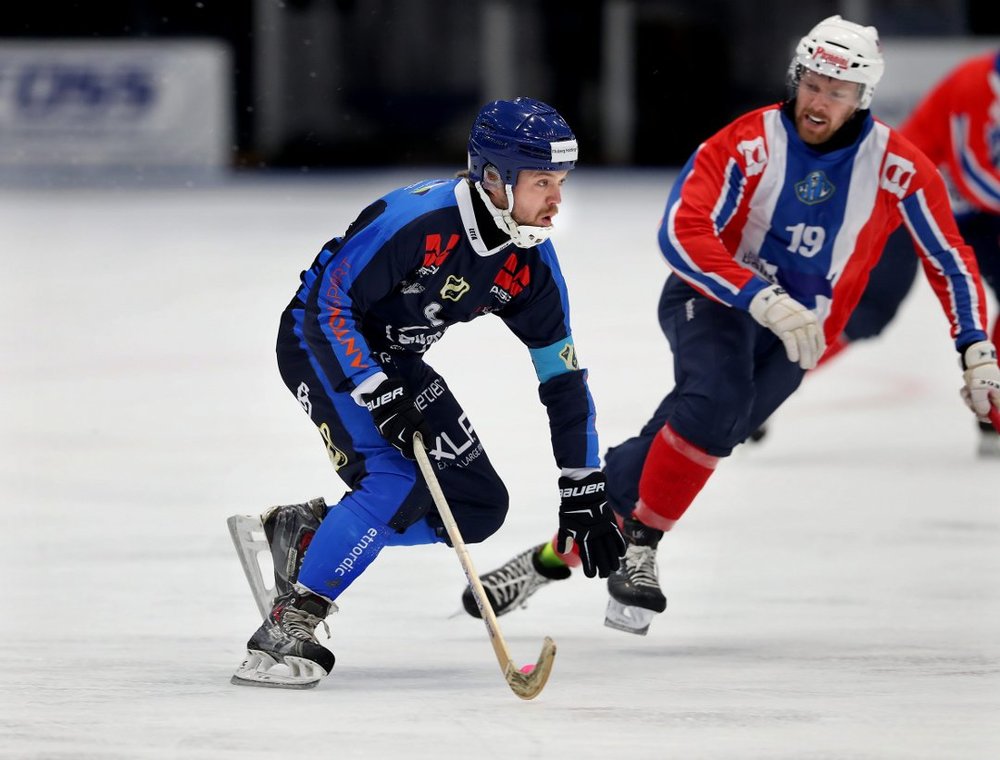 Mikael Lickteig chases down an opponent in a Norwegian Bandy Match  Image Credit: TRINE JØDAL - budstikka